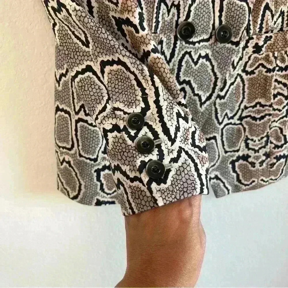 CAbi Women's Double Breasted Snake Print Business Casual Blazer Size 8‎ - Picture 10 of 16